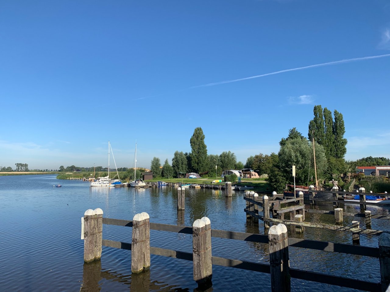 Vanaf de brug met zon bij camping Reitdiep